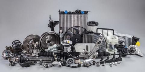 精密工艺与创新驱动 白色背景下的汽车零部件及配件制造